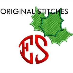 Puede incluir: Monograma bordado en rojo y verde con las letras "ES" dentro de un círculo, coronado con un diseño de hoja de acebo. El diseño es perfecto para un adorno navideño o un regalo personalizado.
