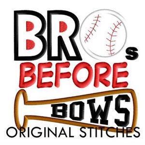 Puede incluir: Diseño bordado con el texto "BROS BEFORE BOWS" en negro y rojo, con una ilustración de béisbol y bate. Las palabras "ORIGINAL STITCHES" están en la parte inferior.