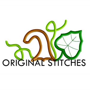 Puede incluir: Diseño bordado de una vid de calabaza con una hoja verde y un tallo marrón. El diseño incluye el texto "ORIGINAL STITCHES".