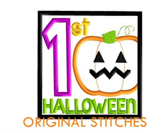 Può includere: Un quadrato incorniciato di nero con un numero "1" viola e la parola "st" in giallo. A destra del numero c'è una zucca arancione sorridente con un gambo verde. La parola "HALLOWEEN" è in lettere verdi sotto il numero e la zucca. Le parole "ORIGINAL STITCHES" sono in lettere arancioni sotto il quadrato.