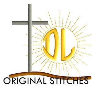 Op de afbeelding: Een gouden zon met een gestileerd "DL"-monogram erin, omringd door stralen. Een grijs kruis staat achter de zon, met een gebogen bruine lijn aan de basis. De tekst "ORIGINAL STITCHES" staat onder de lijn.
