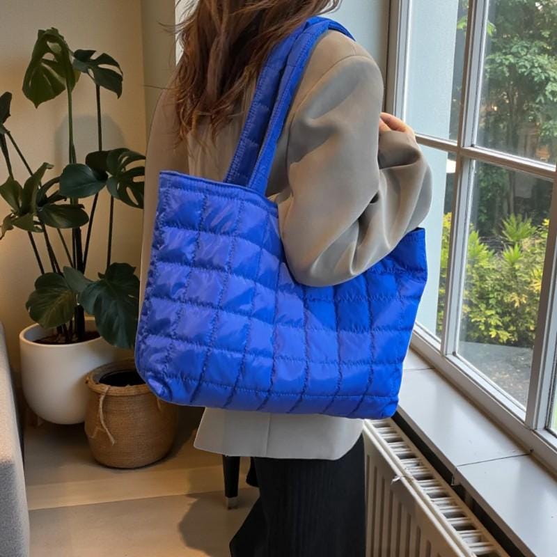 Blue Quilted Tote Bag: Large Lightweight Shoulder Bag for  display picture 3