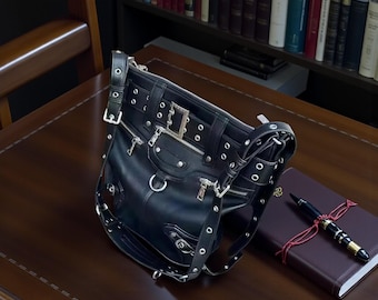 Bolso bandolera gótico punk de piel sintética negra con ojales