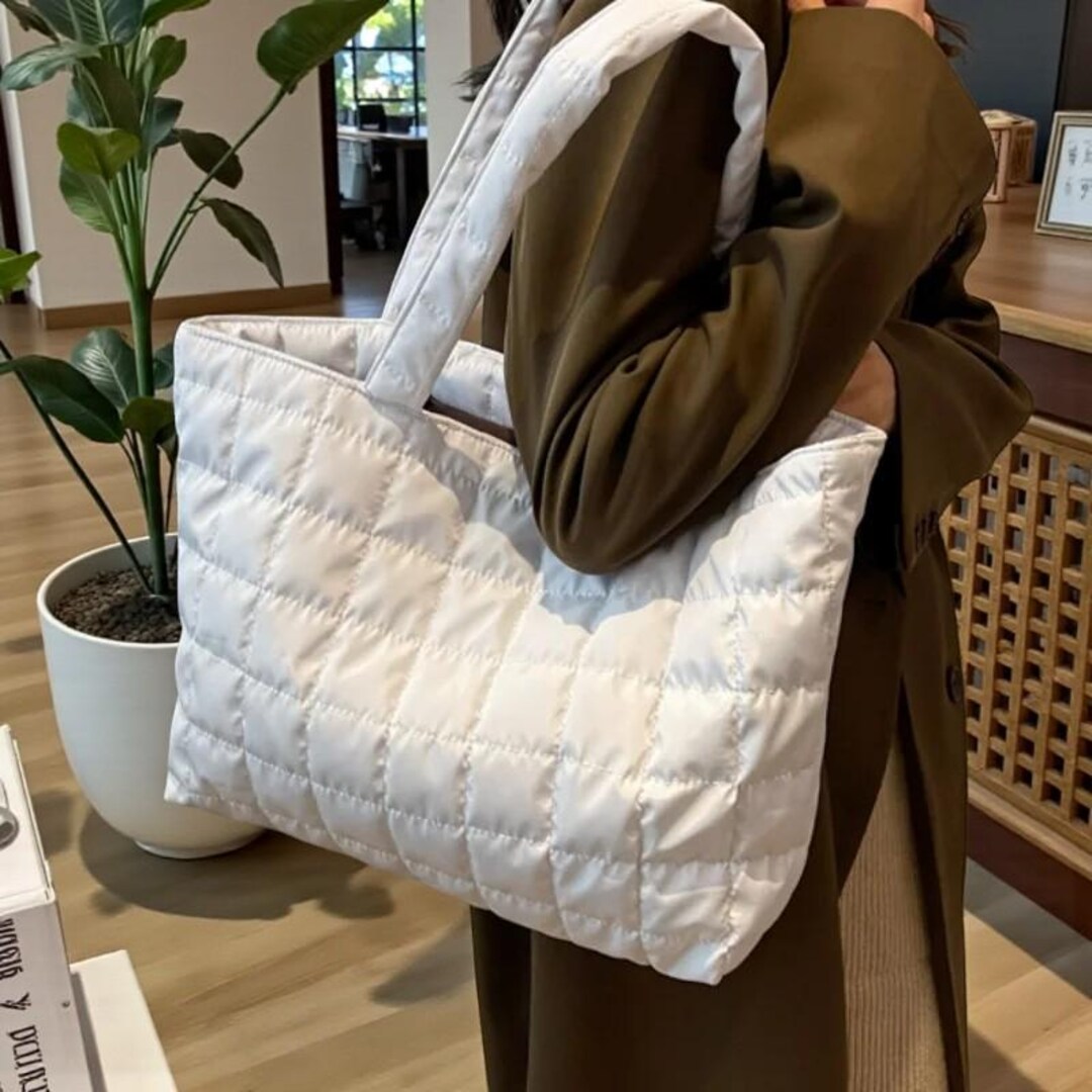 Blue Quilted Tote Bag: Large Lightweight Shoulder Bag for  display picture 1