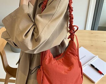 Bolso Hobo de nailon negro: bolso bandolera minimalista