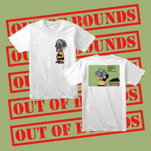 Puede incluir: Camisetas blancas con un personaje de dibujos animados con una máscara. La parte delantera de la camiseta tiene una imagen pequeña, mientras que la parte trasera tiene una imagen más grande con texto. El fondo es verde con texto rojo "OUT OF BOUNDS".