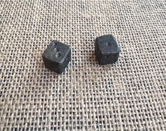 Dados forjados a mano. 2 por pieza.