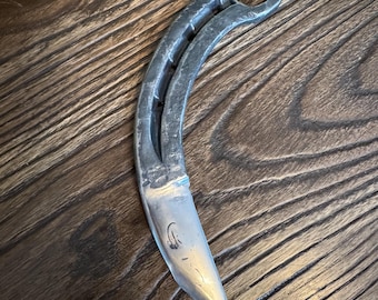Cuchillo Karambit forjado a mano a partir de una herradura de caballo.