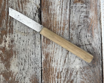 Tanto forjado a mano.