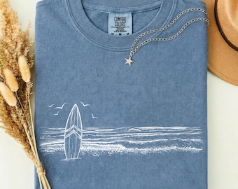 Camiseta Comfort Colors® con estampado de tabla de surf, camiseta minimalista de playa, camiseta gráfica con olas del océano, dibujo lineal de arte surfero, regalo con estética costera.