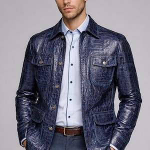 Chaqueta de cuero azul con relieve de cocodrilo para hombre – Chaqueta de lujo con botones de piel de vaca / Abrigo de diseño con estampado de cocodrilo