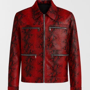 Könnte beinhalten: Rote Kunstlederjacke mit schwarzem Schlangenmuster. Die Jacke hat einen Kragen, einen Reißverschluss vorne und vier Reißverschlusstaschen. Die Ärmel haben geknöpfte Manschetten.