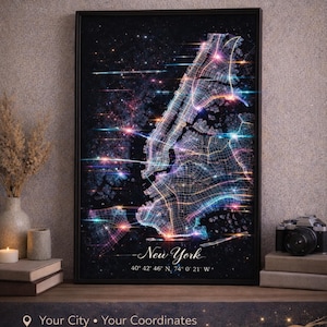 以下が含まれることがあります： グリッチ/デコンストラクトデザインのニューヨーク市の額入り地図。地図は暗い背景にカラフルな光で照らされています。下部のテキストは「New York」と座標です。上部のテキストは「PERSONALIZED CITY GLITCH / DECONSTRUCTED MAP」です。