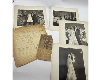 Lote de fotos de boda de la década de 1950 en blanco y negro: novia, vestido de moda, efímeros de periódico.