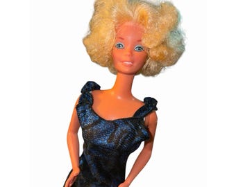 Muñeca Barbie de 1982, edición rara de la era Superstar: cabello rubio corto y rizado, ojos azules.