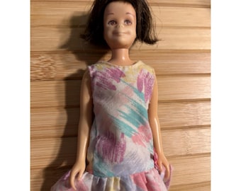 Muñeca Barbie Scooter de Mattel, estilo vintage de los años 60, con cabello y ojos castaños, 1963.