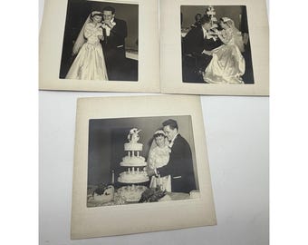 Lote de 3 fotos de boda de los años 50 en blanco y negro: vestido de novia, recuerdos, pastel y brindis.