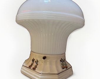 Luminária de teto Art Déco antiga com cúpula de vidro leitoso em formato de cogumelo, estilo arranha-céu.
