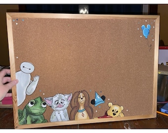Tablero grande de Disney pintado a mano con pines de Disney Pooh, Ladybug, Pua, Pascal y Baymax.
