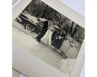 Lote de 3 fotos de boda invernal en la nieve de los años 50 en blanco y negro, vestido de novia, efímeros, coche clásico