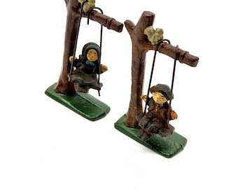 Juego de 2 figuras vintage de un niño Amish en un columpio, 12,7 cm de alto, de hierro fundido pintado a mano.