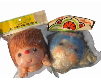 2 cabezas y manos de muñeca vintage, azul/naranja, beige, plástico, hilo, cabello liso.