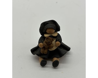 Figura de arcilla firmada por Joyce Przybycien, 1989, arte popular, niña amish sin rostro, osito de peluche