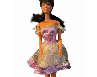 Muñeca Barbie Miko de Mattel de 1980 - Cabello negro/flequillo, ojos morados, cuerpo articulado