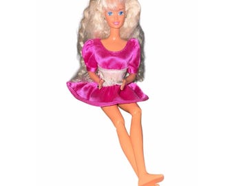 Barbie atlética rubia vintage de 1980-90 con cabello rizado, pies planos articulados y piernas flexibles.