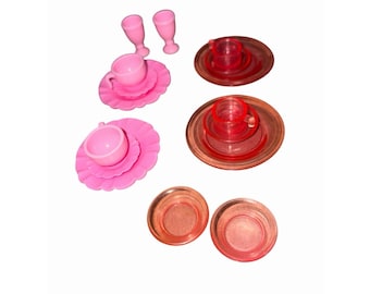 Vajilla para muñecas Barbie, estilo vintage de los años 90, juego de 13 piezas: plato, taza y vasos, color rosa. Juego de té transparente.