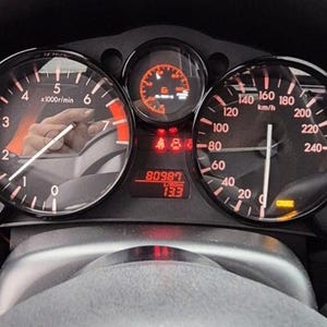 Peut inclure: Tableau de bord de voiture avec jauges indiquant la vitesse, le régime moteur et d'autres informations. Le compteur de vitesse affiche environ 160 km/h. L'odomètre indique 80987. Le compte-tours montre 4000 tr/min.