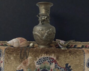 Jarrón chino antiguo de latón con forma de dragón - Primer cuarto del siglo XX, c. 1900-1920