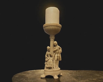 Candelabro de resina con figuras europeas de mediados de siglo