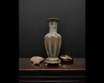 Gran jarrón chino de barro de mediados de siglo, pintado a mano sobre base de latón macizo.