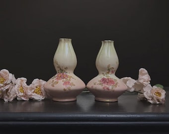 Par de jarrones victorianos antiguos de doble calabaza, de porcelana inglesa pintada a mano (c. 1890-1900)