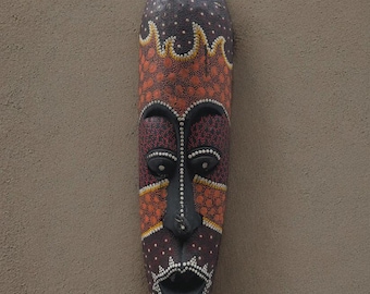 Máscara africana grande tallada a mano – 49,5 cm. Arte mural tradicional pintado a mano.