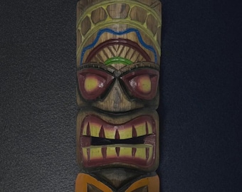 Máscara Tiki Hawaiana Tallada a Mano: Arte Mural Vibrante de Inspiración Polinesia