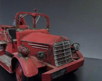 Camión de bomberos de metal americano antiguo, mediados del siglo XX