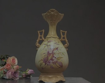 Jarrón antiguo de porcelana austriaca de Robert Hanke, de finales de la época victoriana y principios del Art Nouveau, pintado a mano, circa 1900.