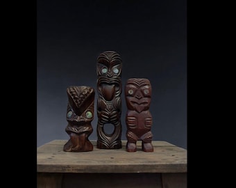Tres esculturas tiki maoríes talladas a mano: arte tradicional neozelandés con ojos de concha paua