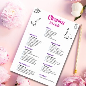 Könnte beinhalten: Ein weißer Reinigungsplan mit einem rosa Header mit der Aufschrift "Cleaning Schedule" und einer Liste von Reinigungsaufgaben für jeden Wochentag. Der Plan ist mit schwarzen Strichzeichnungen von Reinigungsmitteln verziert und von rosa Blumen und einem Bleistift umgeben.