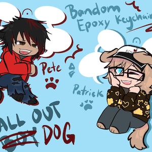 Puede incluir: Ilustración de dibujos animados de dos personajes de perros antropomórficos, Pete y Patrick, con bocadillos. Pete lleva una sudadera con capucha roja y vaqueros rotos. Patrick lleva gafas y una chaqueta con diseños de corazón y nube. El texto incluye "Fall Out Dog" y "Random Epoxy Keychains!!".