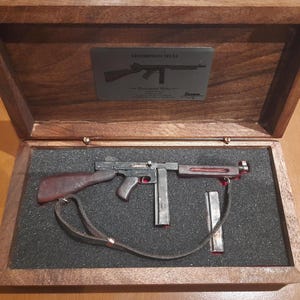 Miniatur-Thompson-M1A1-Maschinenpistole, Maßstab 1:6, handgefertigtes Sammlerstück aus Bloodwood.
