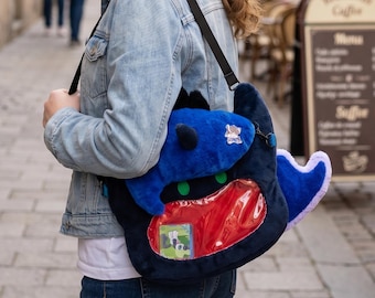 Plush Dinosaur Ita Bag, Fluffy Big Mouth Clear Window Pin Display Bag, Kawaii Anime Crossbody Backpack for Anime Merch Storage