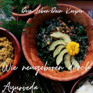 Könnte beinhalten: Eine Holzschüssel gefüllt mit einem grünen Salat, belegt mit Avocadoscheiben und einer gelben Blume. Das Bild enthält Text auf Deutsch: "Dein Leben Dein Körper" und "Wie neugeboren durch Ayurveda."