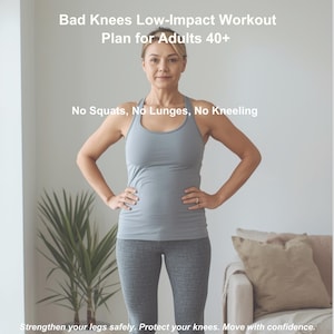 Puede incluir: Una mujer con ropa deportiva está de pie frente a un sofá y una planta en maceta. El texto de la imagen dice "Bad Knees Low-Impact Workout Plan for Adults 40+", "No Squats, No Lunges, No Kneeling" y "Fortalece tus piernas de forma segura."