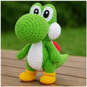 Puede incluir: Muñeco Yoshi de ganchillo hecho a mano. El muñeco tiene un cuerpo verde, vientre blanco y silla de montar roja. Tiene ojos grandes con bordes blancos y pupilas negras y botas amarillas. El muñeco está hecho de hilo suave.