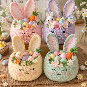 Puede incluir: Cuatro cestas de conejitos de Pascua de ganchillo en colores pastel: rosa, morado, amarillo y verde. Cada cesta tiene grandes orejas de conejo, una cara sonriente y está llena de huevos decorativos, zanahorias y flores.