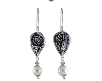 Boucles d’oreilles longues Gouttes de dentelle 100% faites à la main de Pologne, bijoux etno boho, boucles d’oreilles noires et blanches, argent sterling et résine, perles naturelles