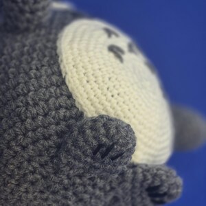 Handgjord Totoro Virkad Amigurumi Gosedjur - Studio Ghibli bild 10